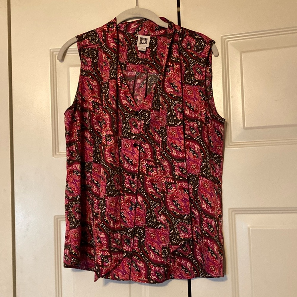 Women’s sleeveless Anne Klein blouse. Button front. Back pleat. Neck tie.